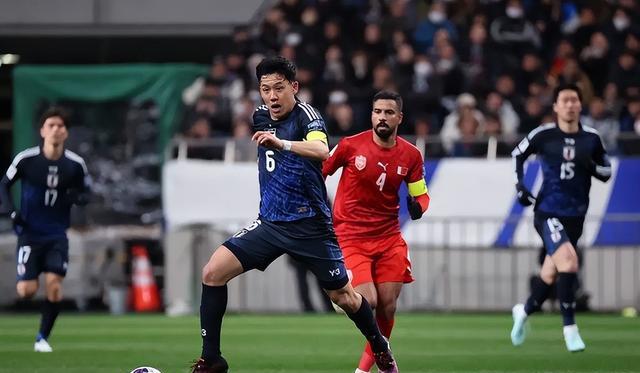 足球场上风云变幻，球员技艺展现无遗的简单介绍